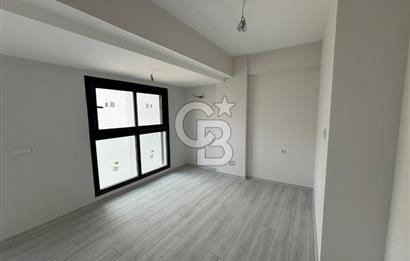 İzmir Bayraklı'da Cadde Üzeri Köşe Geniş 3+1 Satılık Daire