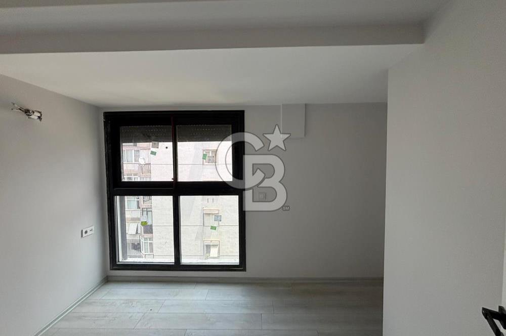 İzmir Bayraklı'da Cadde Üzeri Köşe Geniş 3+1 Satılık Daire