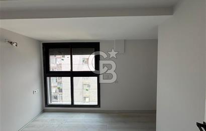 İzmir Bayraklı'da Cadde Üzeri Köşe Geniş 3+1 Satılık Daire