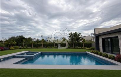 Urla Atatürk Mahallesinde 2.880 m² Arsa İçerisinde 650m² Ultra Lüx Akıllı Malikane