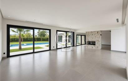 Urla Atatürk Mahallesinde 2.880 m² Arsa İçerisinde 650m² Ultra Lüx Akıllı Malikane