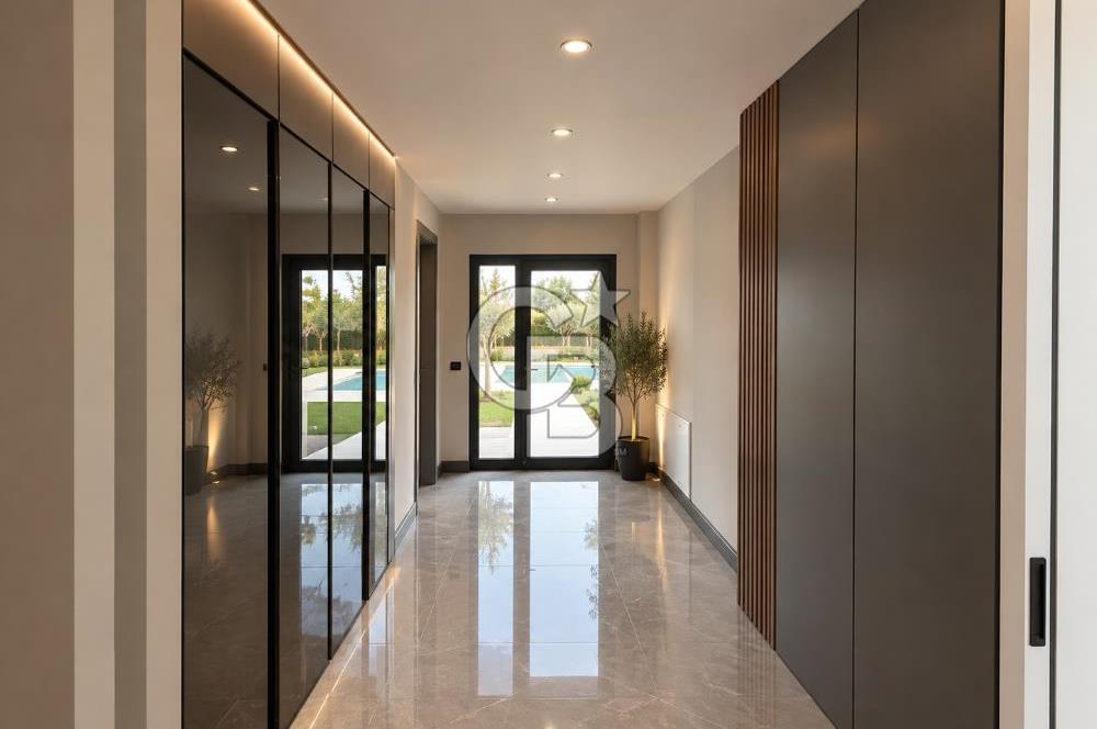 Urla Atatürk Mahallesinde 2.880 m² Arsa İçerisinde 650m² Ultra Lüx Akıllı Malikane