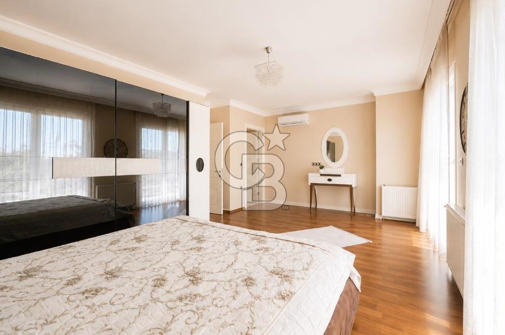 Güzelbahçe Yalı'da Deniz Manzaralı Şahane Konumda Satılık Villa