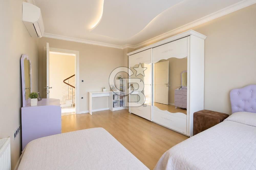 Güzelbahçe Yalı'da Deniz Manzaralı Şahane Konumda Satılık Villa