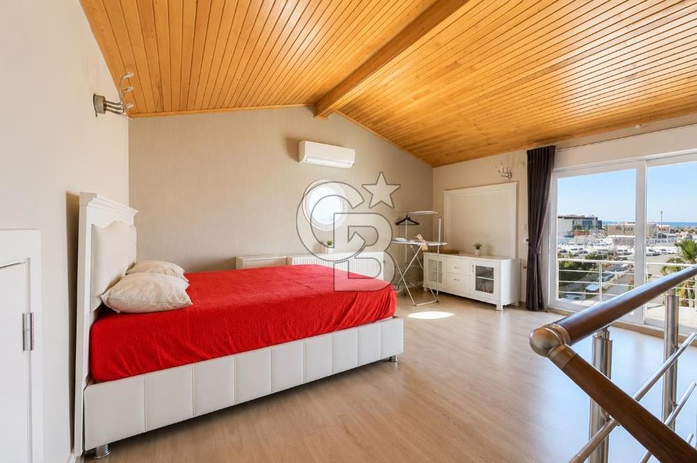 Güzelbahçe Yalı'da Deniz Manzaralı Şahane Konumda Satılık Villa