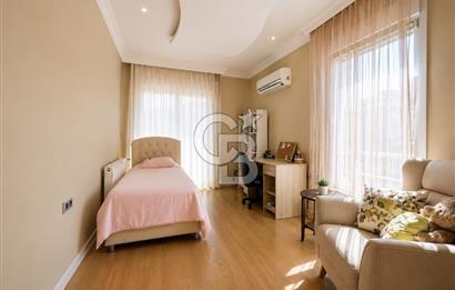 Güzelbahçe Yalı'da Deniz Manzaralı Şahane Konumda Satılık Villa