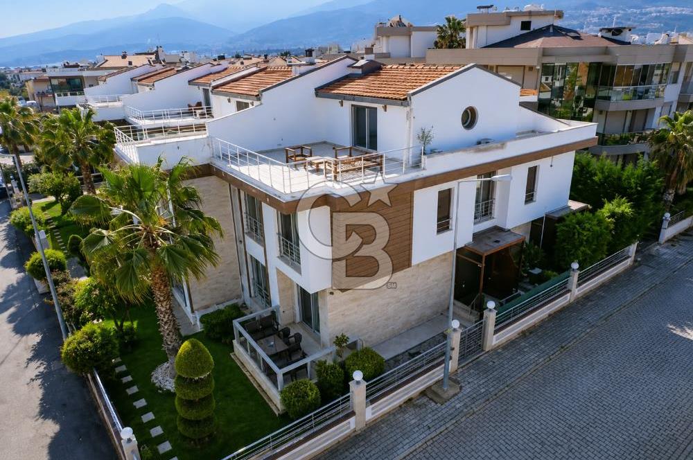 Güzelbahçe Yalı'da Deniz Manzaralı Şahane Konumda Satılık Villa