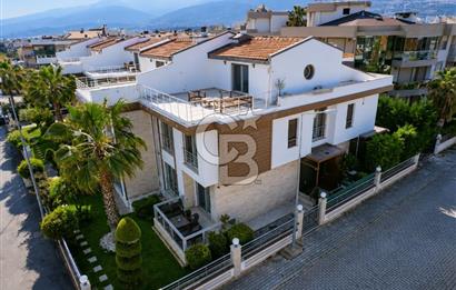 Güzelbahçe Yalı'da Deniz Manzaralı Şahane Konumda Satılık Villa
