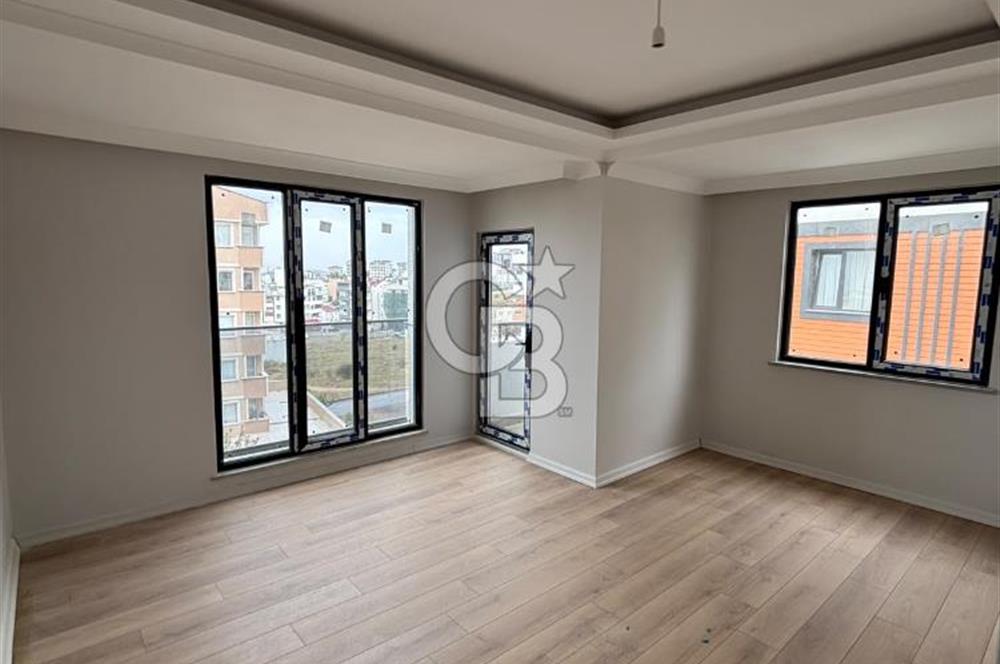 ÇAYIROVA EMEK MAHALLESİ’NDE MUTLUKENT’İN DİBİNDE, CADDE ÜZERİ DENİZ MANZARALI 2+1