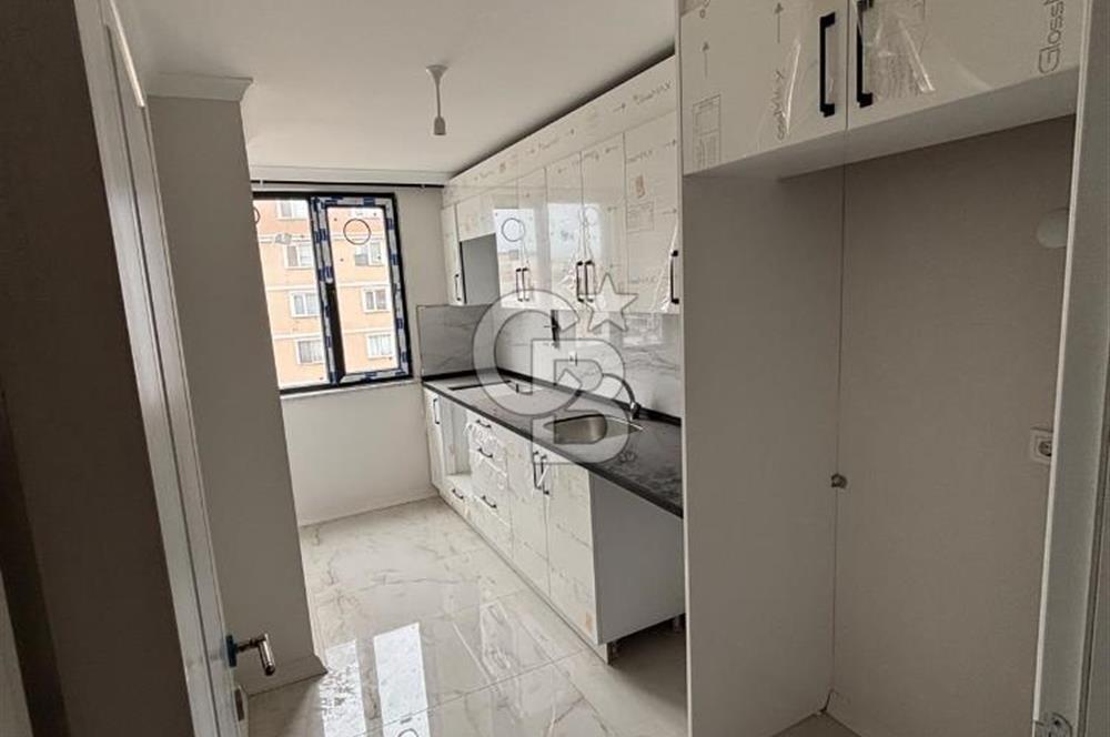 ÇAYIROVA EMEK MAHALLESİ’NDE MUTLUKENT’İN DİBİNDE, CADDE ÜZERİ DENİZ MANZARALI 2+1