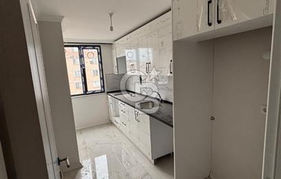 ÇAYIROVA EMEK MAHALLESİ’NDE MUTLUKENT’İN DİBİNDE, CADDE ÜZERİ DENİZ MANZARALI 2+1
