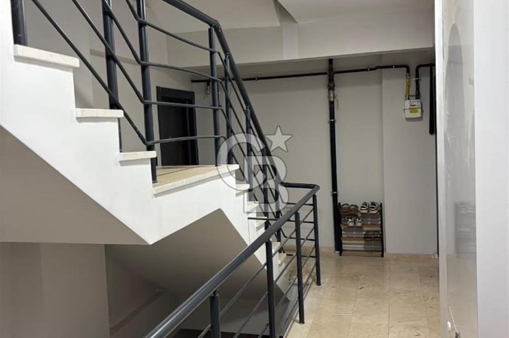 ÇAYIROVA EMEK MAHALLESİ’NDE MUTLUKENT’İN DİBİNDE, CADDE ÜZERİ DENİZ MANZARALI 2+1