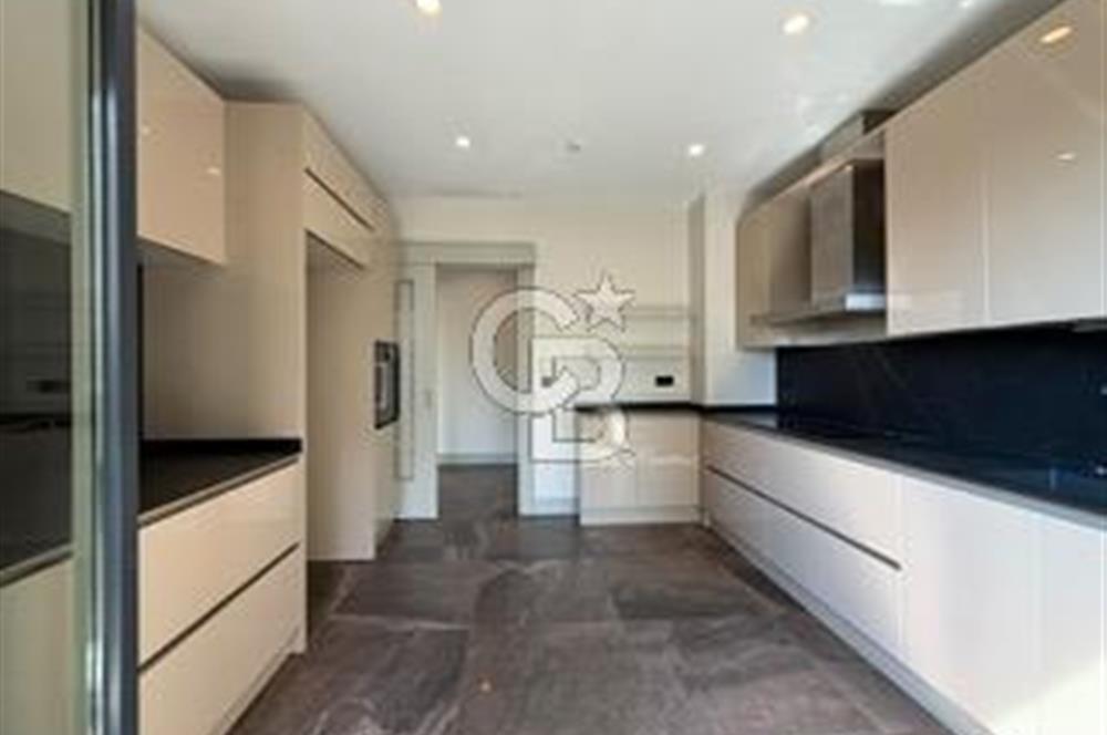 Suadiye Mücahit Sokakta 160 m² 4+1 Geniş ve Ferah Daire