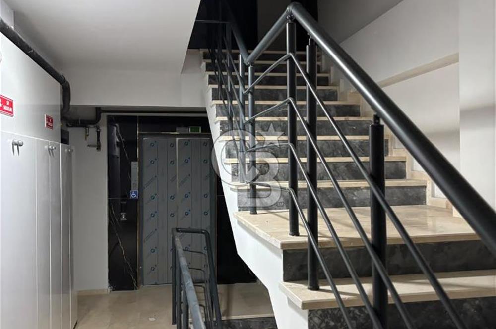 ÇAYIROVA EMEK MAHALLESİ’NDE MUTLUKENT’İN DİBİNDE, CADDE ÜZERİ DENİZ MANZARALI 2+1