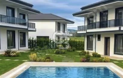 Selimpaşa'da Satılık Lüks 5+1 Villa: Ortak Havuzlu, Bahçeli