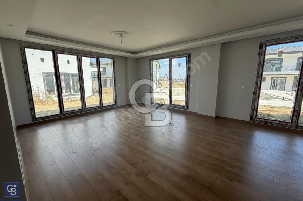 Selimpaşa'da Satılık Lüks 5+1 Villa: Ortak Havuzlu, Bahçeli