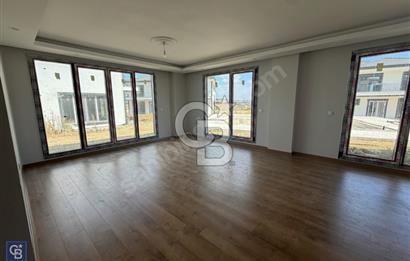 Selimpaşa'da Satılık Lüks 5+1 Villa: Ortak Havuzlu, Bahçeli