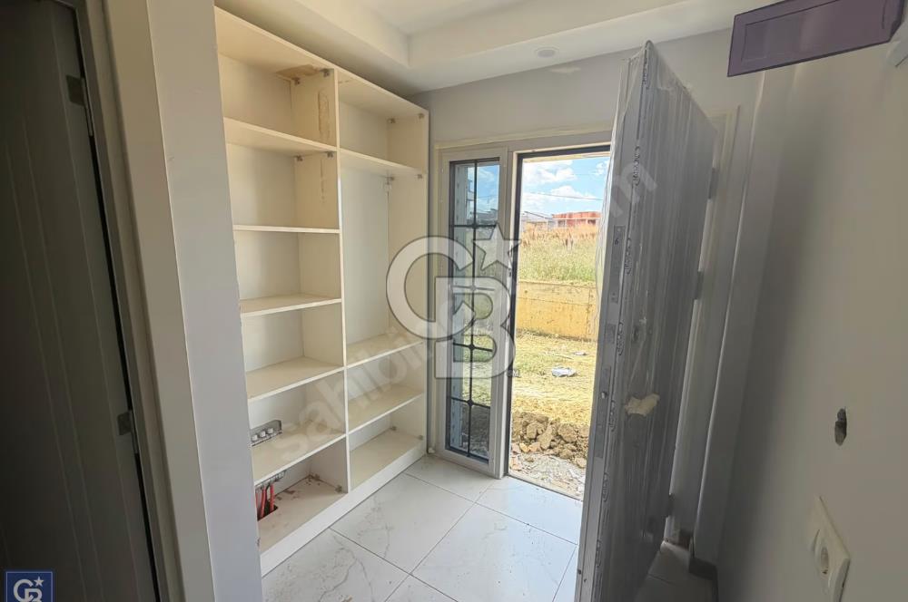 Selimpaşa'da Satılık Lüks 5+1 Villa: Ortak Havuzlu, Bahçeli