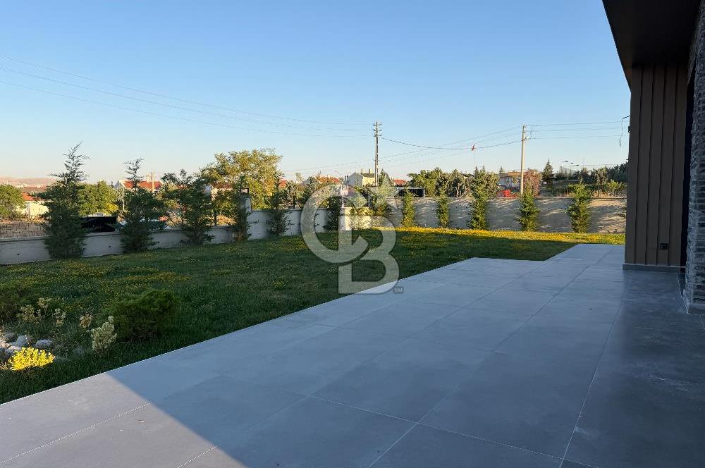 GÖLBAŞI KARŞIYAKADA İSKANLI MÜSTAKİL 6+2 SATILIK LÜKS VİLLA
