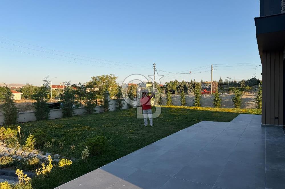 GÖLBAŞI KARŞIYAKADA İSKANLI MÜSTAKİL 6+2 SATILIK LÜKS VİLLA
