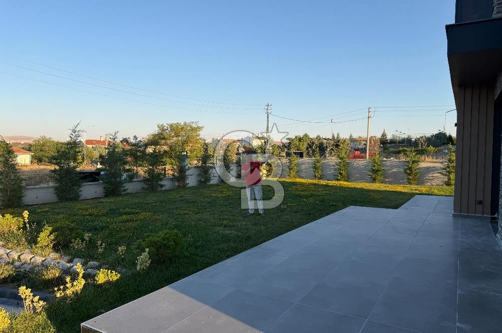 GÖLBAŞI KARŞIYAKADA İSKANLI MÜSTAKİL 6+2 SATILIK LÜKS VİLLA