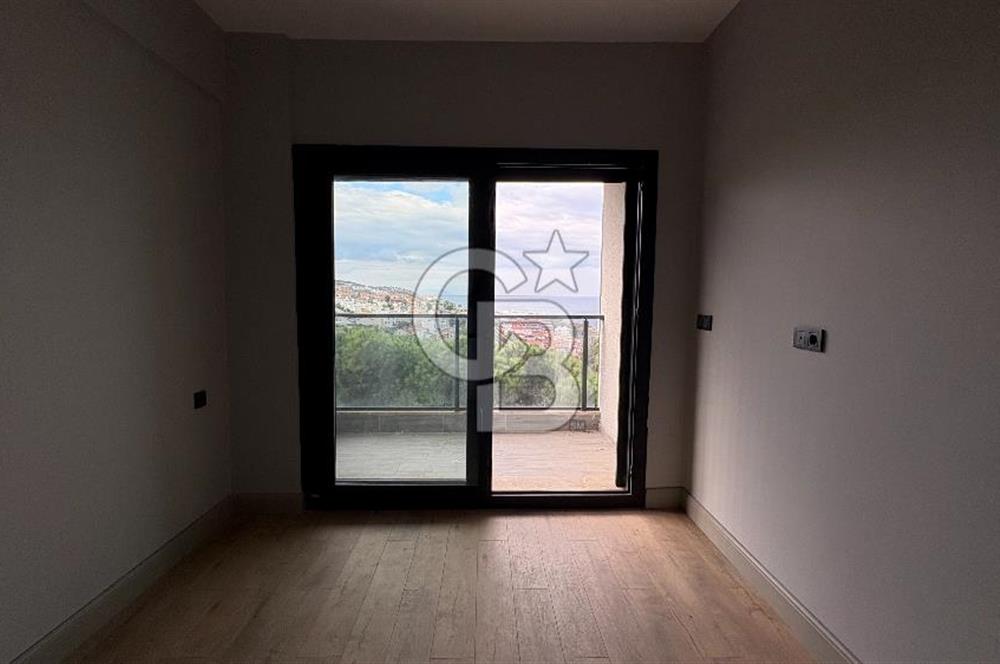 Yenifoça'da Satılık Deniz Manzaralı Tam Müstakil 3+2 Villa