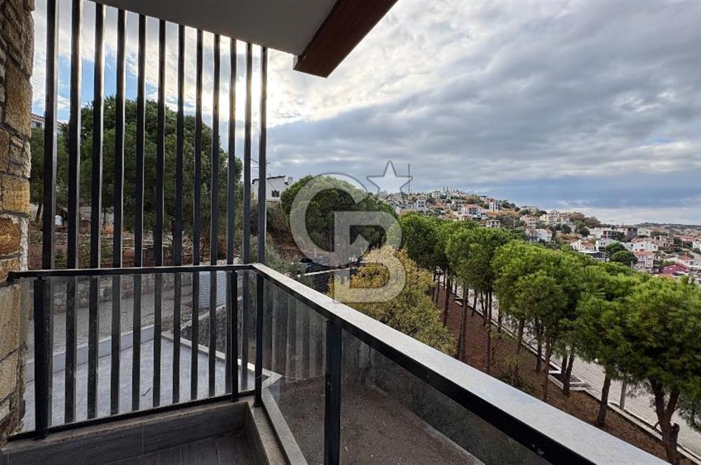 Yenifoça'da Satılık Deniz Manzaralı Tam Müstakil 3+2 Villa