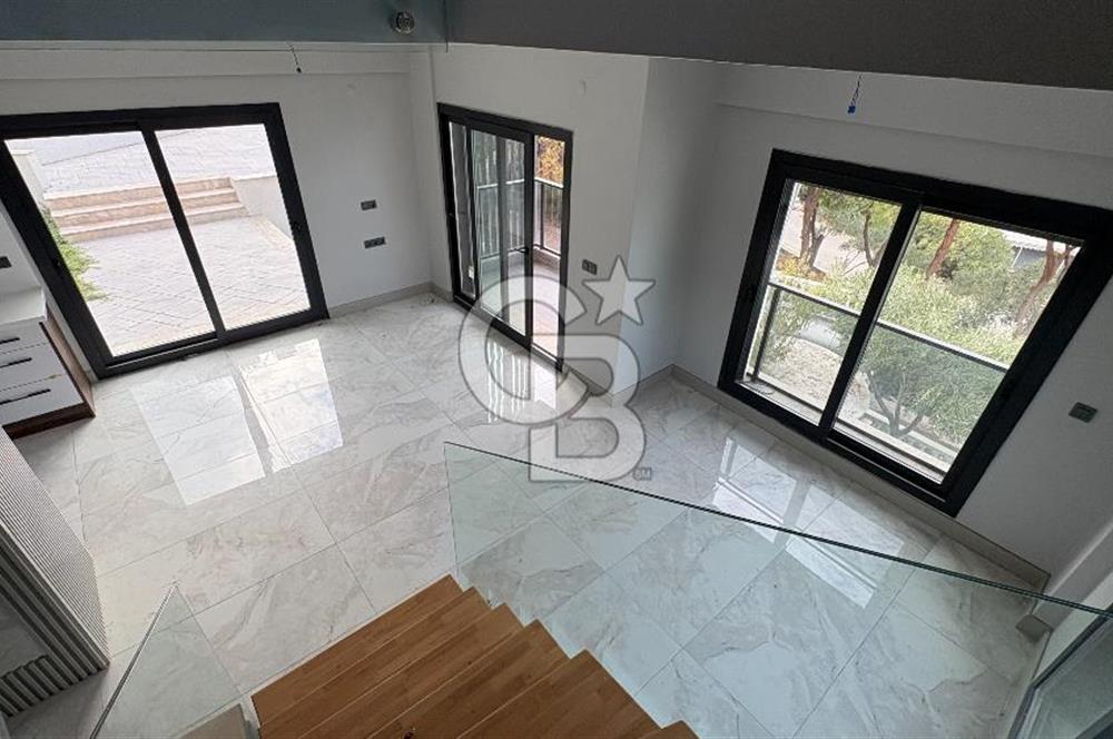Yenifoça'da Satılık Deniz Manzaralı Tam Müstakil 3+2 Villa