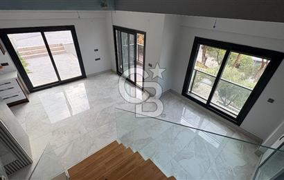 Yenifoça'da Satılık Deniz Manzaralı Tam Müstakil 3+2 Villa