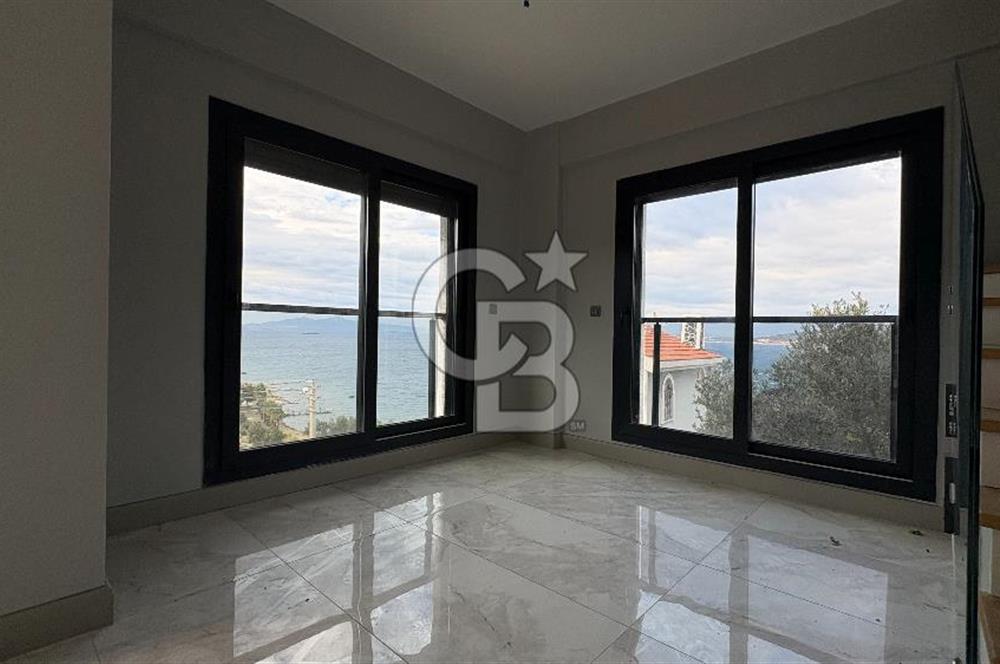 Yenifoça'da Satılık Deniz Manzaralı Tam Müstakil 3+2 Villa