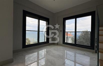 Yenifoça'da Satılık Deniz Manzaralı Tam Müstakil 3+2 Villa