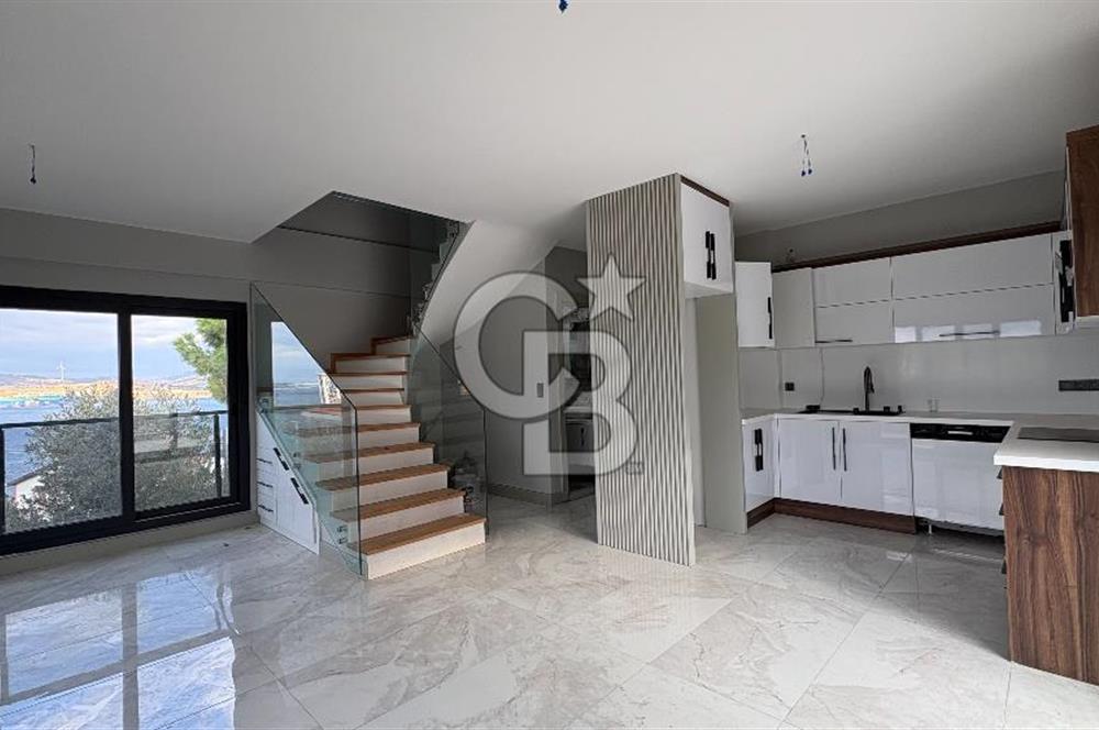 Yenifoça'da Satılık Deniz Manzaralı Tam Müstakil 3+2 Villa