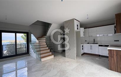 Yenifoça'da Satılık Deniz Manzaralı Tam Müstakil 3+2 Villa