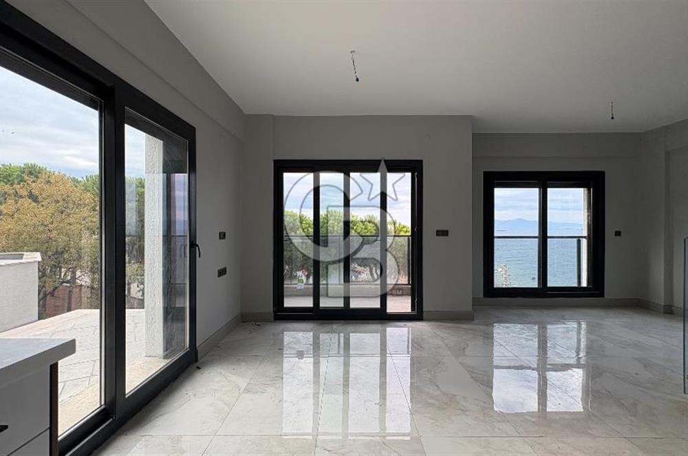 Yenifoça'da Satılık Deniz Manzaralı Tam Müstakil 3+2 Villa