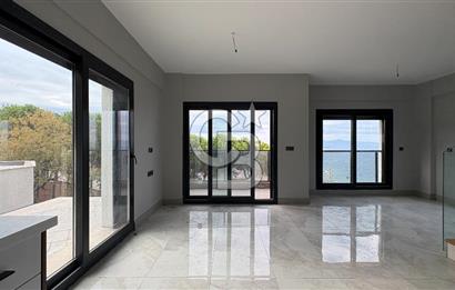 Yenifoça'da Satılık Deniz Manzaralı Tam Müstakil 3+2 Villa