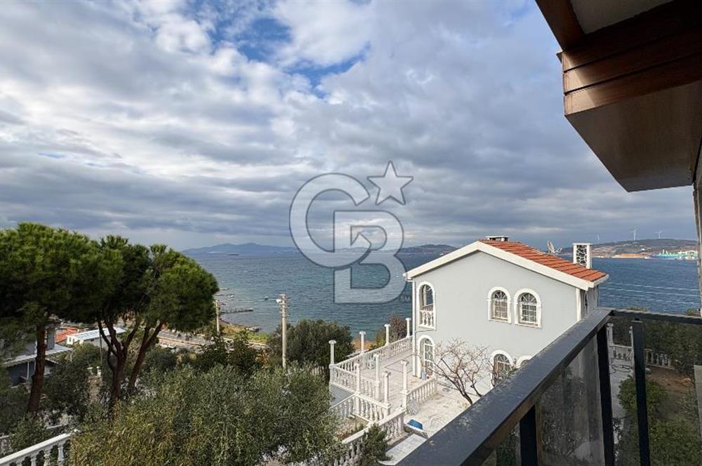 Yenifoça'da Satılık Deniz Manzaralı Tam Müstakil 3+2 Villa