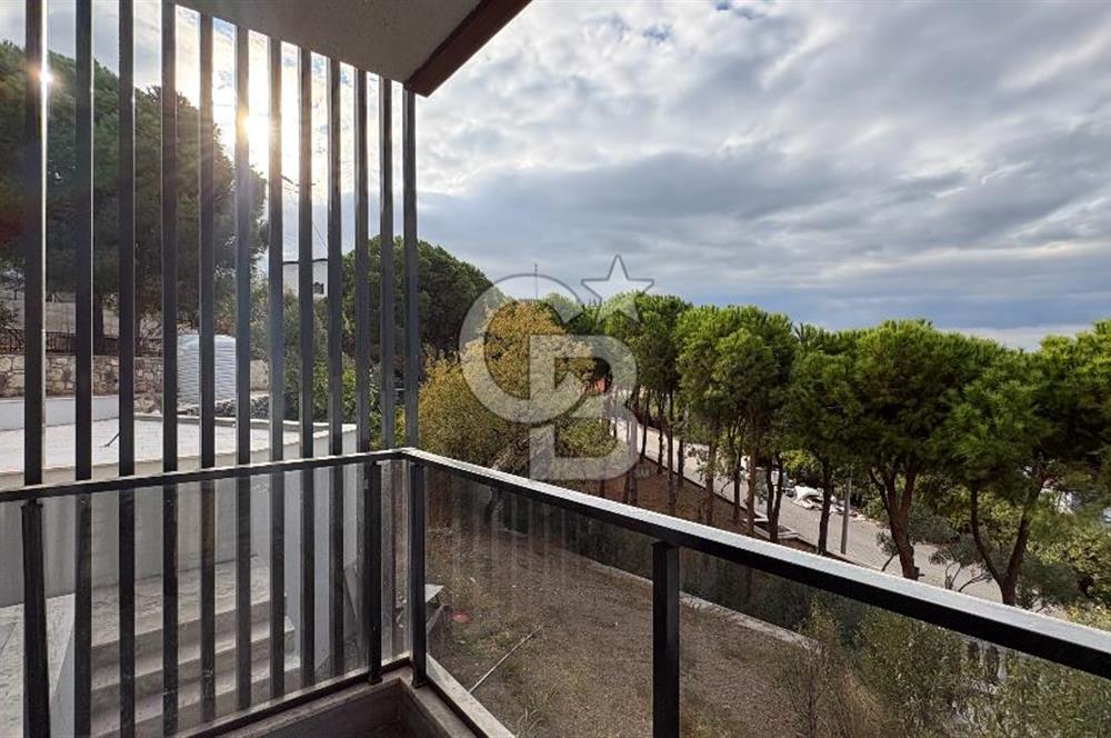 Yenifoça'da Satılık Deniz Manzaralı Tam Müstakil 3+2 Villa