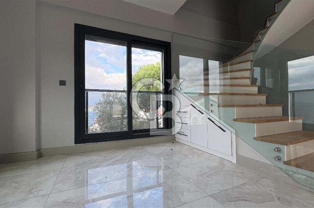 Yenifoça'da Satılık Deniz Manzaralı Tam Müstakil 3+2 Villa