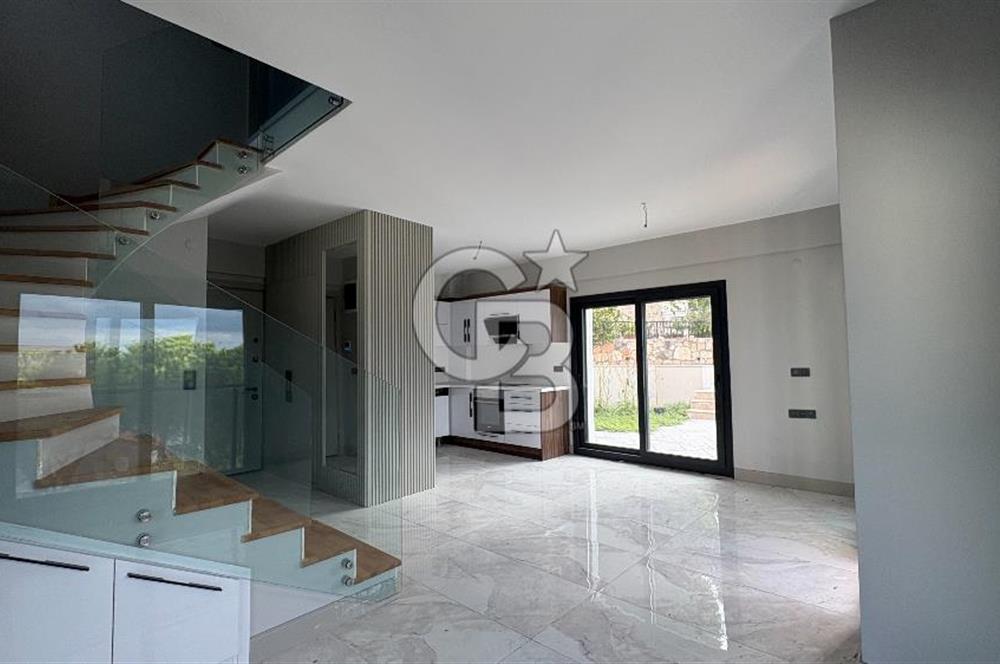 Yenifoça'da Satılık Deniz Manzaralı Tam Müstakil 3+2 Villa