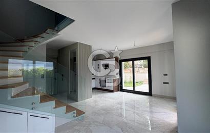 Yenifoça'da Satılık Deniz Manzaralı Tam Müstakil 3+2 Villa