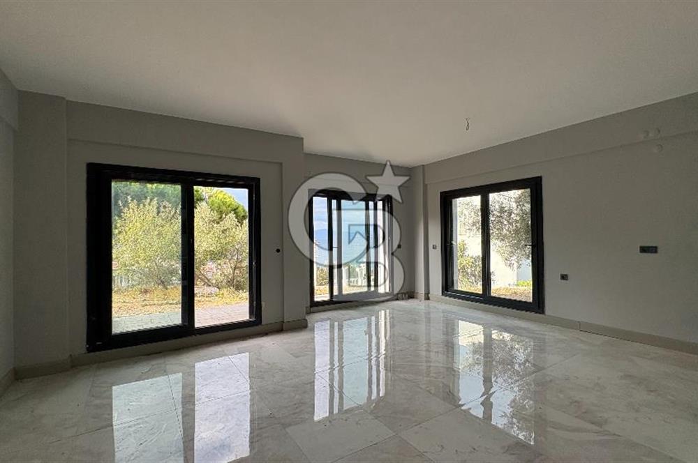 Yenifoça'da Satılık Deniz Manzaralı Tam Müstakil 3+2 Villa