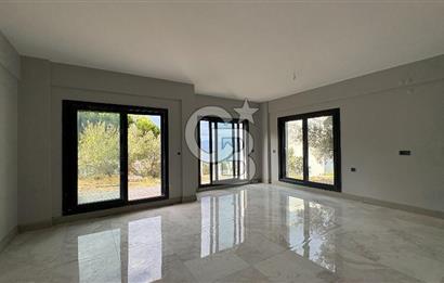 Yenifoça'da Satılık Deniz Manzaralı Tam Müstakil 3+2 Villa