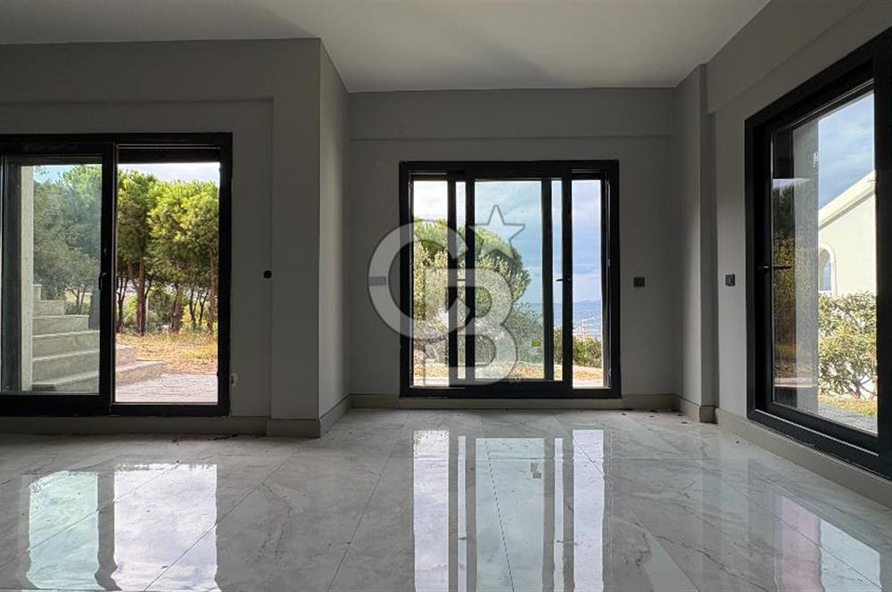 Yenifoça'da Satılık Deniz Manzaralı Tam Müstakil 3+2 Villa