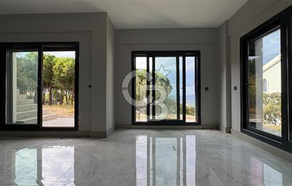 Yenifoça'da Satılık Deniz Manzaralı Tam Müstakil 3+2 Villa