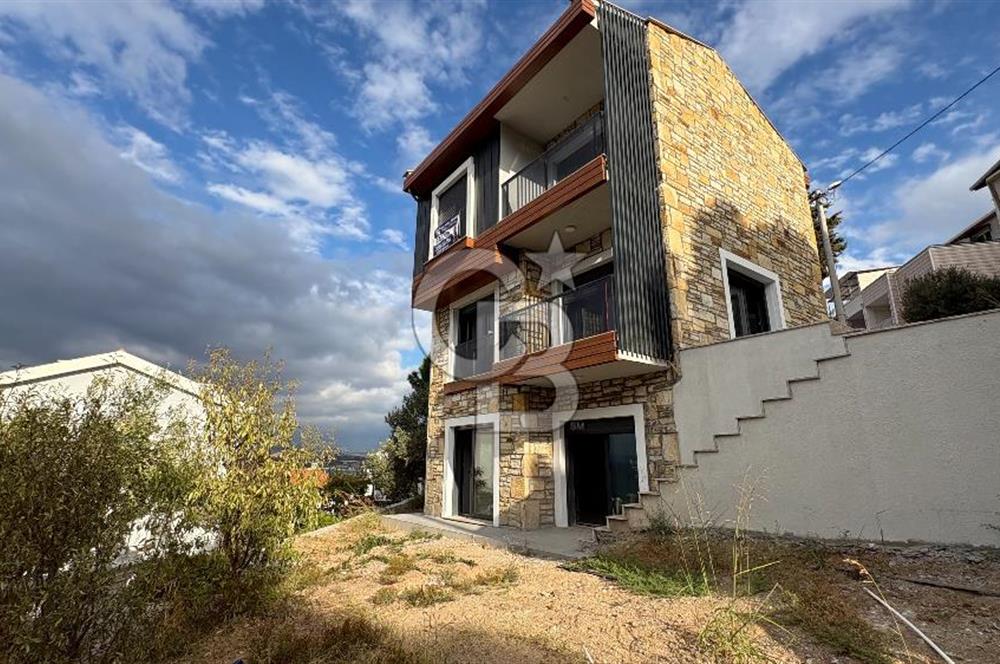 Yenifoça'da Satılık Deniz Manzaralı Tam Müstakil 3+2 Villa
