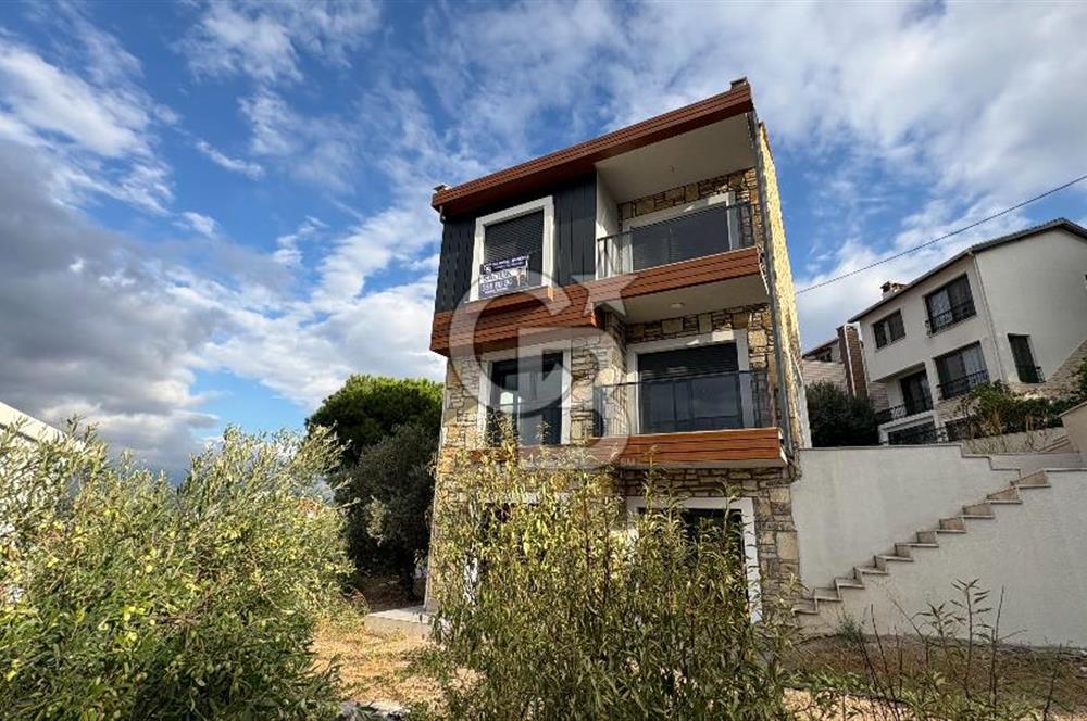 Yenifoça'da Satılık Deniz Manzaralı Tam Müstakil 3+2 Villa