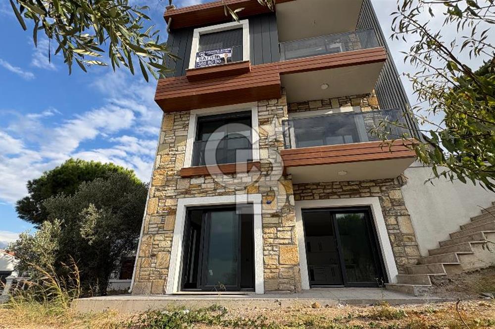 Yenifoça'da Satılık Deniz Manzaralı Tam Müstakil 3+2 Villa