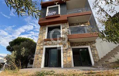 Yenifoça'da Satılık Deniz Manzaralı Tam Müstakil 3+2 Villa