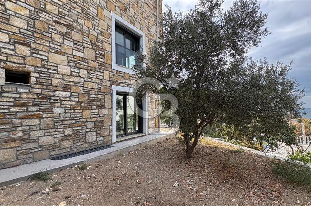 Yenifoça'da Satılık Deniz Manzaralı Tam Müstakil 3+2 Villa