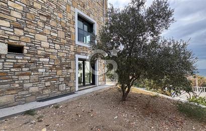 Yenifoça'da Satılık Deniz Manzaralı Tam Müstakil 3+2 Villa